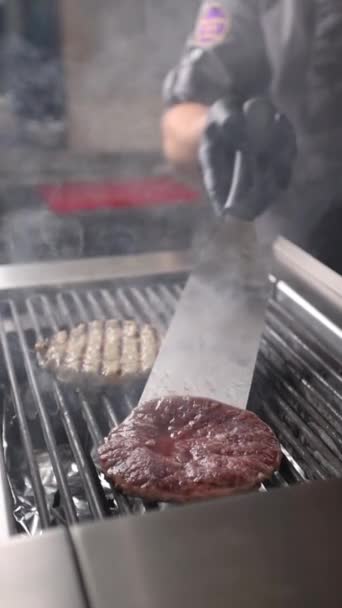 요리사는 맛있는 햄버거를 준비합니다 — 비디오