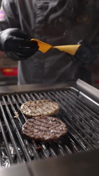 Chef Prepara Una Deliciosa Hamburguesa — Vídeo de stock