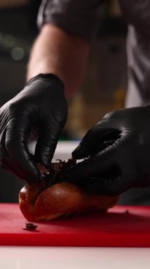 Bir şef restoranda lezzetli sosisler hazırlar. Kapat.  