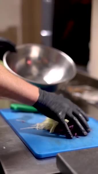Chef Prepara Deliciosos Perritos Calientes Restaurante Cerca — Vídeos de Stock