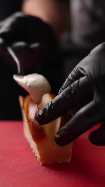 厨师在餐馆里准备美味的热狗 靠近点 — 图库视频影像