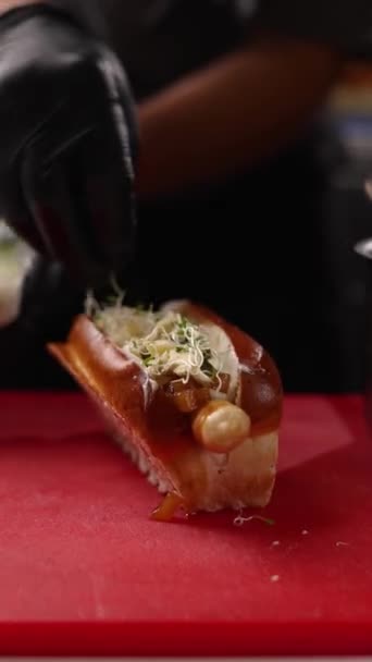Chef Prepara Deliciosos Perritos Calientes Restaurante Cerca — Vídeos de Stock