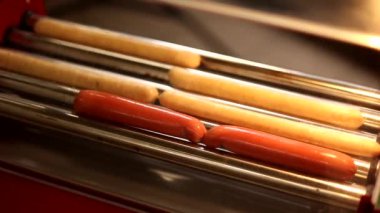 Bir sürü farklı sosis.