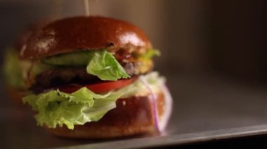Şef hamburgere pirzola hazırlıyor.