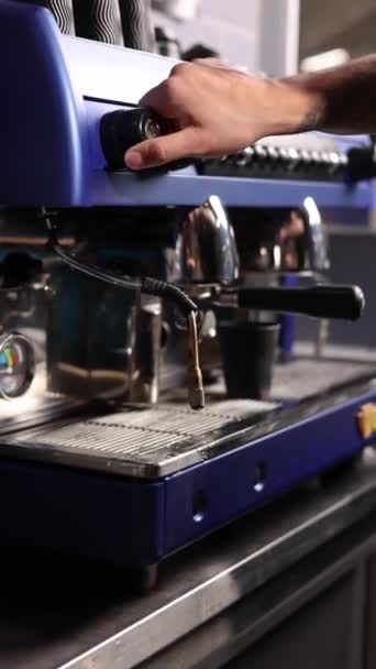 Barista Pregătește Cafea Delicioasă — Videoclip de stoc