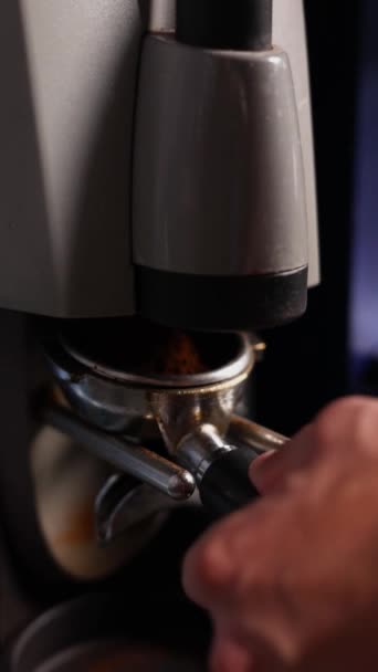 バリスタは美味しいコーヒーを用意しています — ストック動画