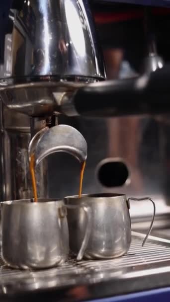 バリスタは美味しいコーヒーを用意しています — ストック動画