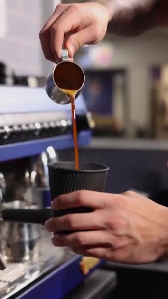 Barista Bereidt Heerlijke Koffie — Stockvideo