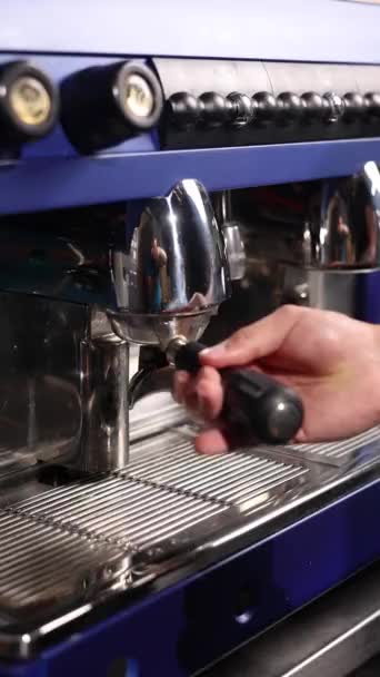 Barista Prepara Delicioso Café — Vídeos de Stock