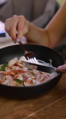 Lokantada pişmiş lezzetli karidesler.