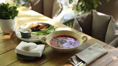 Terasta geleneksel Ukrayna Borsch 'u