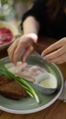 Terasta geleneksel Ukrayna Borsch 'u