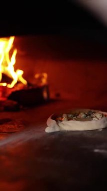 Şef restoranda lezzetli khachapuri pişiriyor.