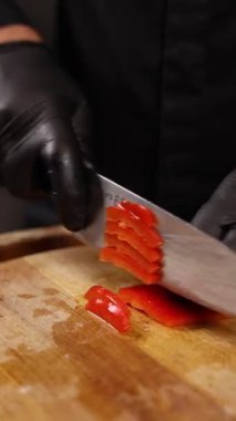 Şef restoranda lezzetli khachapuri pişiriyor.