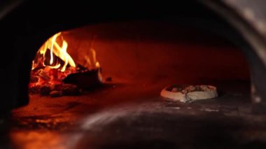 Şef restoranda lezzetli khachapuri pişiriyor.