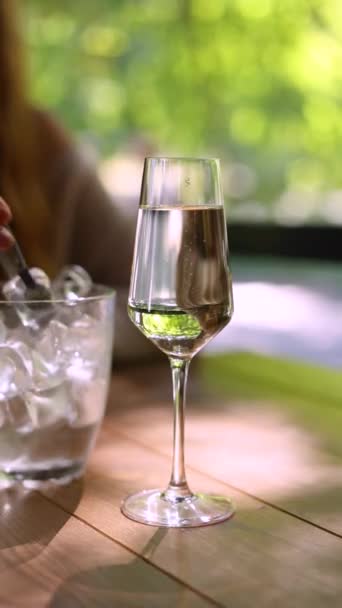 阳台上的一杯香槟酒 — 图库视频影像