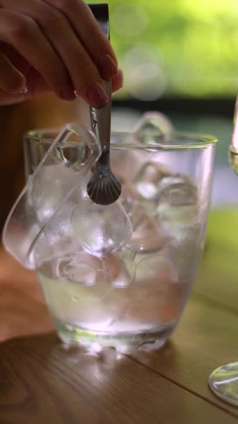 テラスでシャンパンの素敵なグラス — ストック動画
