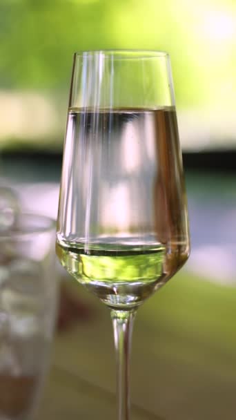 Ein Schönes Glas Champagner Auf Der Terrasse — Stockvideo
