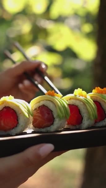Deliciosos Rollos Japoneses Con Salmón — Vídeos de Stock