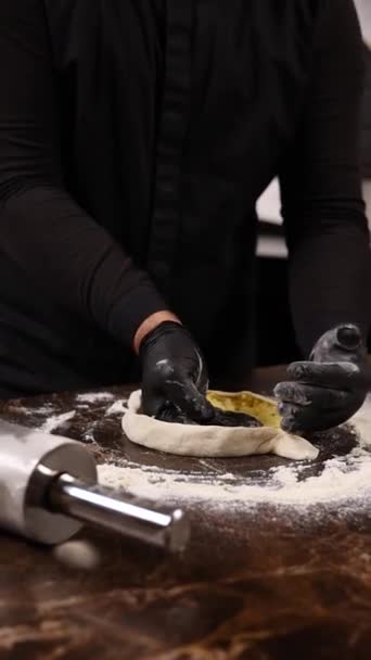 Σεφ Μαγειρεύει Νόστιμα Khachapuri Στο Εστιατόριο — Αρχείο Βίντεο