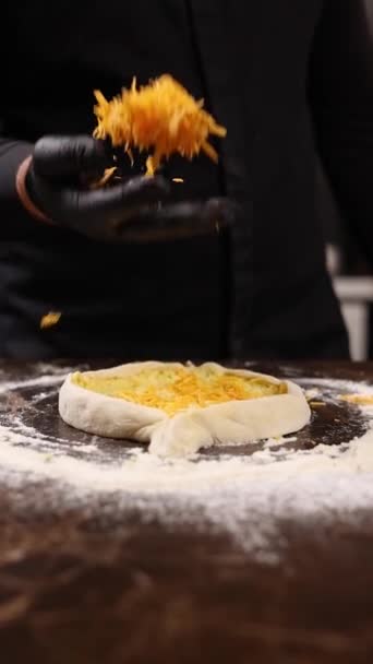 Chef Cucina Deliziosi Khachapuri Nel Ristorante — Video Stock