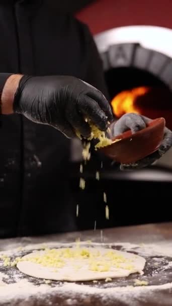 Σεφ Μαγειρεύει Νόστιμα Khachapuri Στο Εστιατόριο — Αρχείο Βίντεο