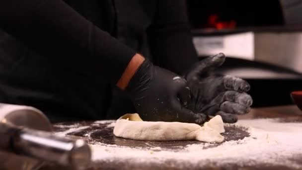 Chef Cuisine Délicieux Khachapuri Dans Restaurant — Video