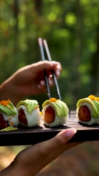 Deliciosos Rollos Japoneses Con Salmón — Vídeos de Stock