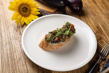 Sebzeli ve etli nefis bruschetta.