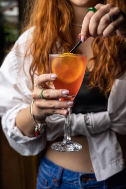 Barmenin hazırladığı alkollü kokteyl.