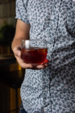 Barmenin hazırladığı alkollü kokteyl.