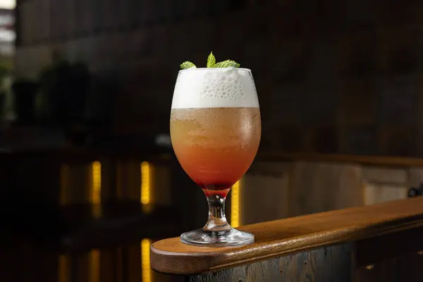Coquetel Alcoólico Preparado Pelo Barman — Fotografia de Stock