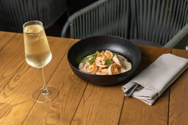 Lezzetli deniz ürünleri ve karides.