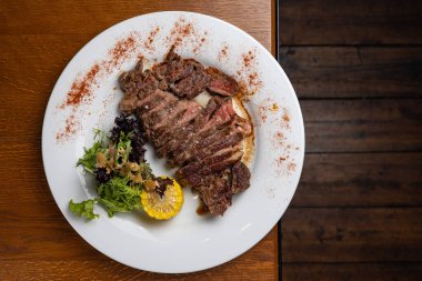 Restoranda et yemek. Et yemeği.