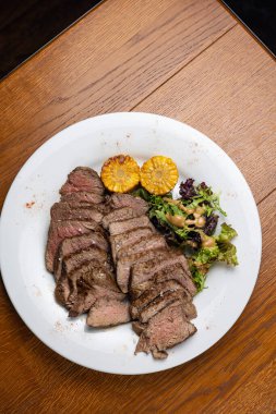 Restoranda et yemek. Et yemeği.