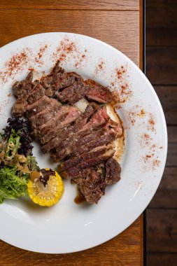 Restoranda et yemek. Et yemeği.