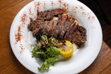 Restoranda et yemek. Et yemeği.