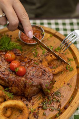 Restoranda et yemek. Et yemeği.