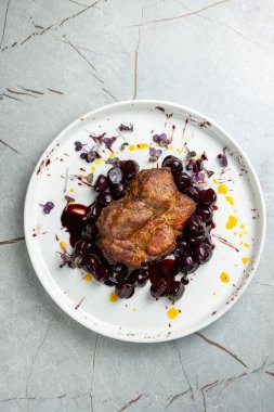 Restoranda et yemek. Et yemeği.