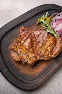 Restoranda et yemek. Et yemeği.