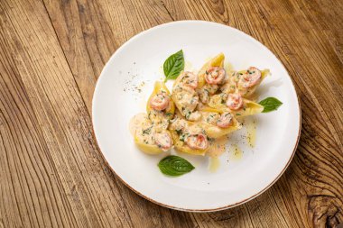 Karides ve fesleğenli lezzetli makarna