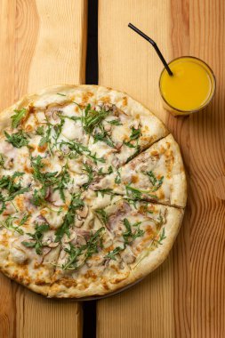 Lokantada lezzetli pizza.