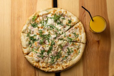 Lokantada lezzetli pizza.