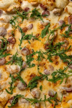 Lokantada lezzetli pizza.