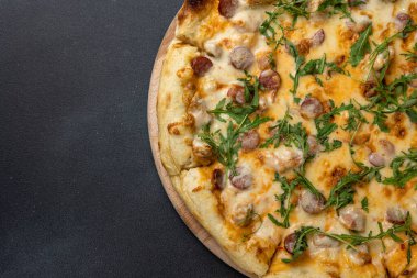 Lokantada lezzetli pizza.