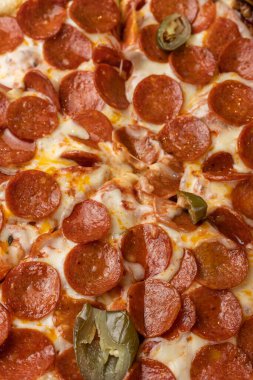 Lokantada lezzetli pizza.