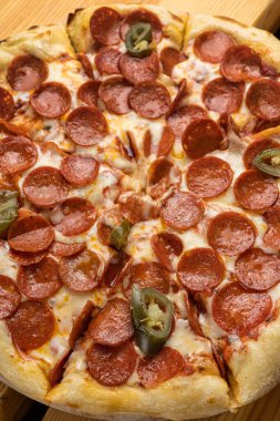 Lokantada lezzetli pizza.