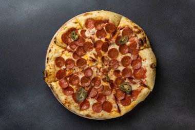 Lokantada lezzetli pizza.