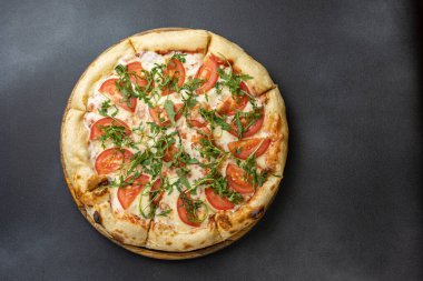 Lokantada lezzetli pizza.