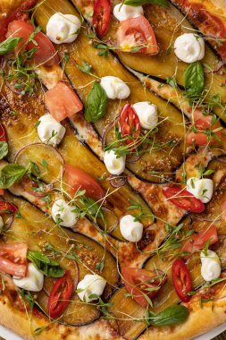 Lokantada lezzetli pizza.